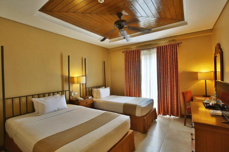 Crown Regency Prince Resort Balabag  Exteriör bild